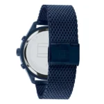 Külgvaade sinisele Tommy Hilfigeri kellale, millel on võrkrihm ja roostevabast terasest korpus nähtava kaubamärgi logoga.
