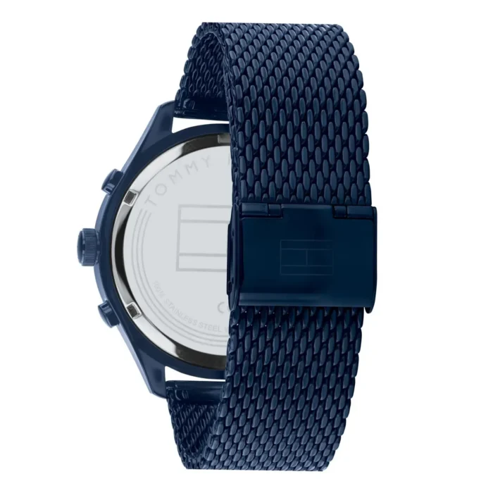 Külgvaade sinisele Tommy Hilfigeri kellale, millel on võrkrihm ja roostevabast terasest korpus nähtava kaubamärgi logoga.