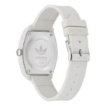 Крупный план белых часов Adidas с элегантным восьмиугольным циферблатом, задней крышкой из нержавеющей стали и текстурированным силиконовым ремешком.