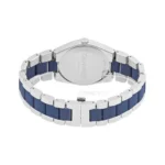 Calvin Klein laikrodžio stambus planas su sidabriniu korpusu ir mėlyna guminė apyranke, pabrėžiantis jo elegantišką dizainą ir prekės ženklą.