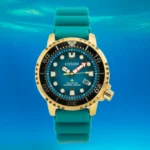 Kuldne ja türkiissinine Citizen Eco-Drive sukeldumiskell sinise numbrilauaga, veekindel kuni 200 meetrit, esitletud veealusel taustal.