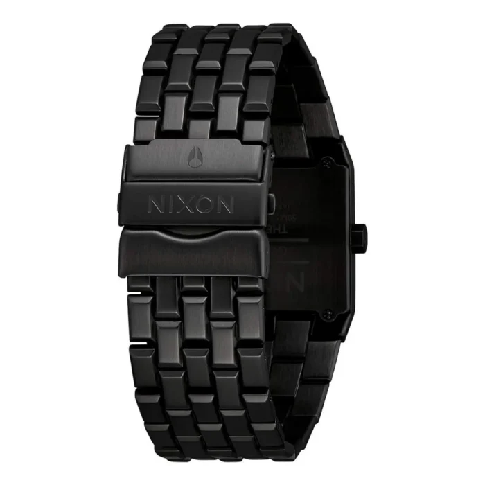 Stilingas Nixon laikrodis su elegantiška juoda metaline apyranke, stačiakampiu korpusu ir graviruotu užsegimu, puikiai tinkantis modernių dizainų mėgėjams.