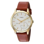 Kultasävyinen Timex-kello, jossa valkoinen kellotaulu, aktiivisuusseurain ja ruskea nahkaranneke. Elegantti ja moderni muotoilu jokapäiväiseen käyttöön.