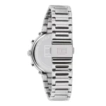 Nerūdijančio plieno Tommy Hilfiger laikrodis su elegantiška sidabrine apyranke ir minimalistiniu ciferblatu, demonstruojantis modernų ir stilingą dizainą.
