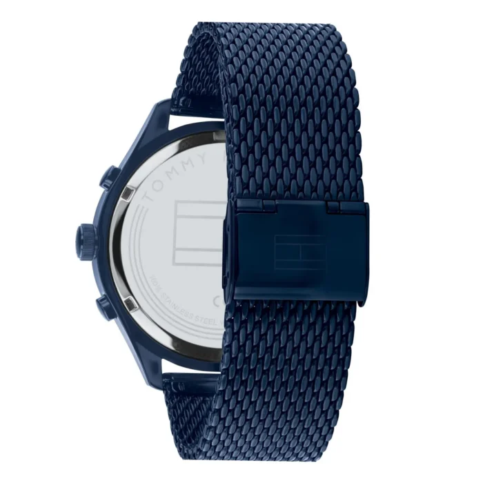 Mėlyno Tommy Hilfiger laikrodžio šoninis vaizdas, su tinkline apyranke ir nerūdijančio plieno korpusu, matomu prekės ženklo logotipu.