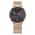 Stilingas auksinės tinklinės apyrankės laikrodis su juodu ciferblatu, minimalistiniais valandų žymekliais ir subciferblatais, sukurtas Tommy Hilfiger.