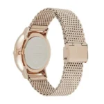 Stilingo Tommy Hilfiger moteriško laikrodžio su rožinio aukso tinkline apyranke ir poliruotu korpusu galinis vaizdas.