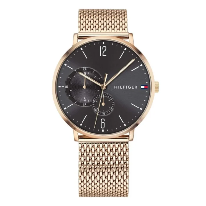 Stilingas auksinės tinklinės apyrankės laikrodis su juodu ciferblatu, minimalistiniais valandų žymekliais ir subciferblatais, sukurtas Tommy Hilfiger.